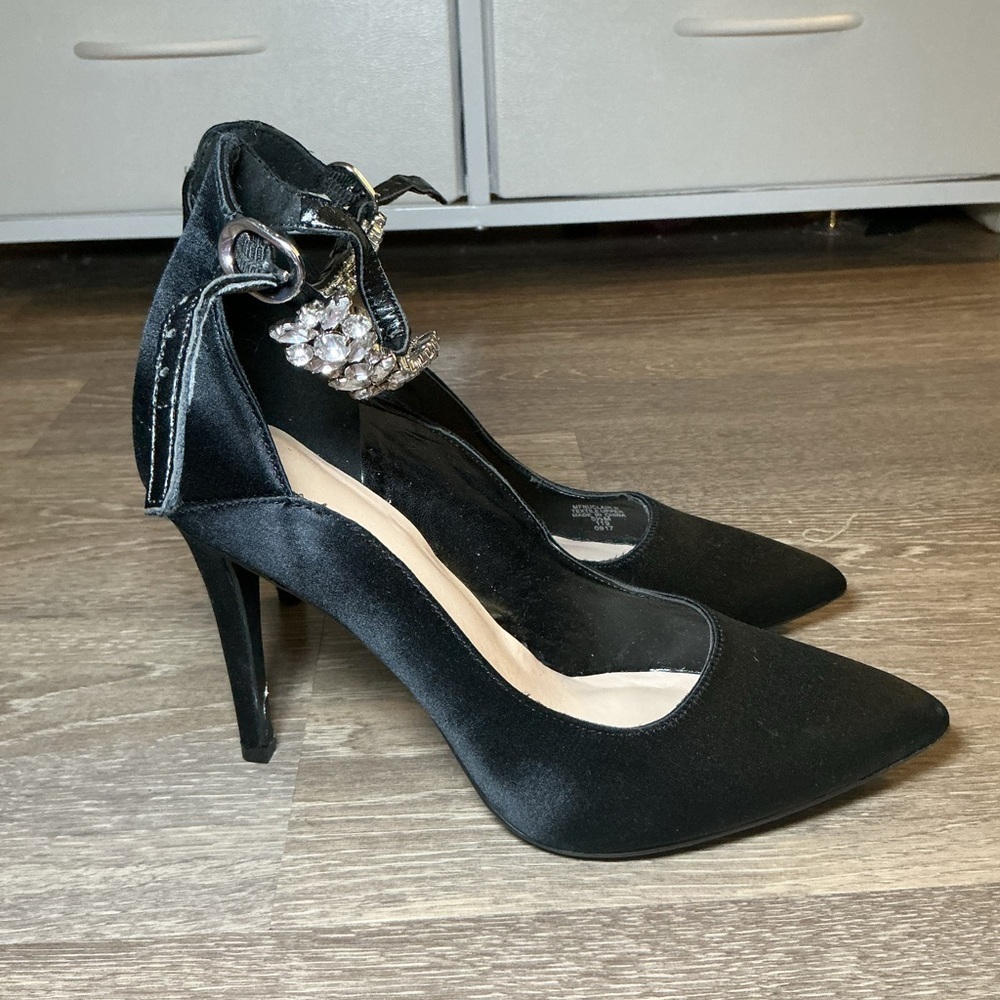 Elegant Black Heels with Embellished Ankle Strap - Picture 2 of 6